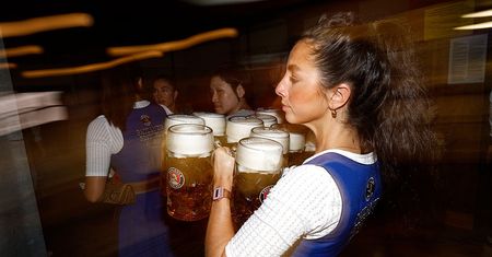 Koszmar pracowników Oktoberfest. "Kręcenie filmu pod spódnicą? To nieakceptowalne!"