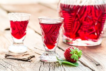 Truskawkowy raj w kieliszku. Rozgrzeje cię smakiem lata, gdy przyjdzie jesień