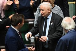 Palec Kaczyńskiego. Kamery uchwyciły jeden szczegół