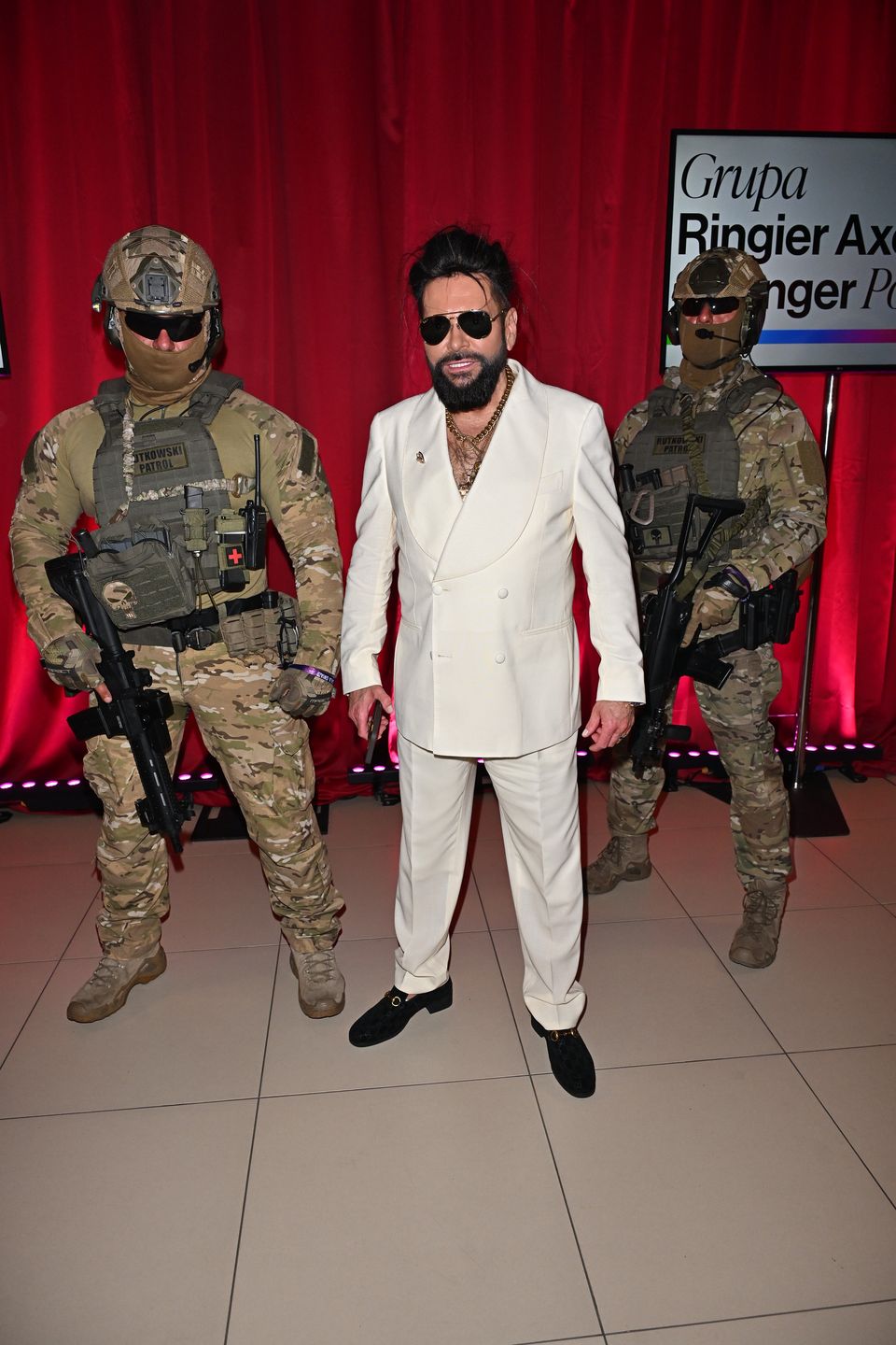 Krzysztof Rutkowski z "żołnierzami"