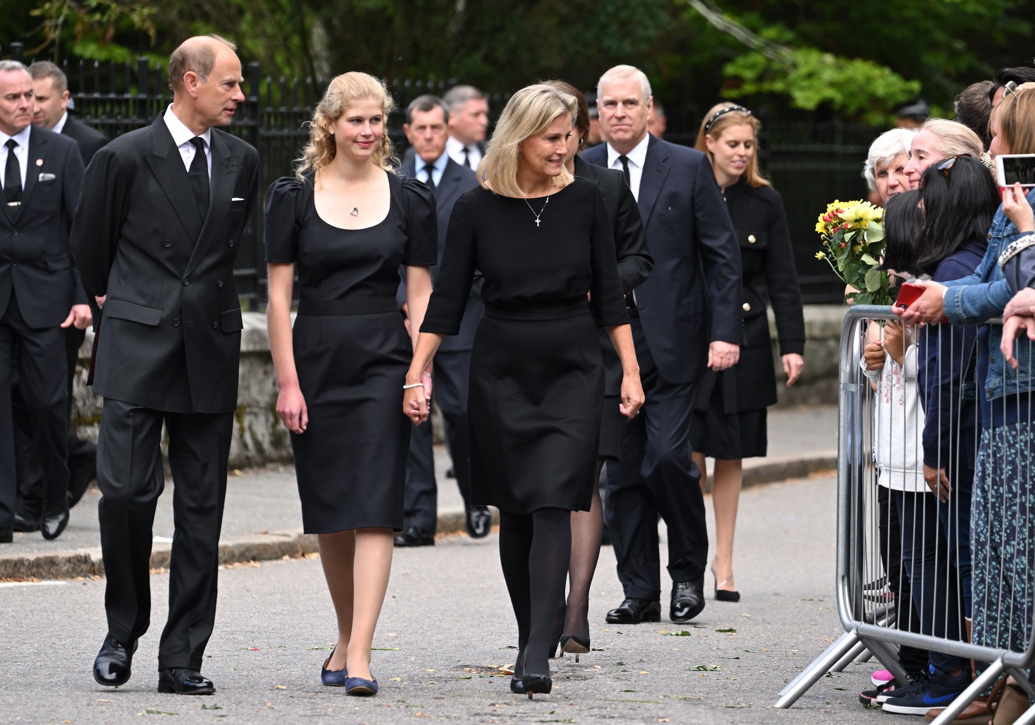Lady Louise Windsor i członkowie rodziny królewskiej spacerują po Balmoral po nabożeństwie w intencji królowej Elżbiety II