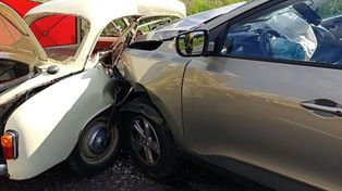 Syrena zmiażdżona po zderzeniu z hyundaiem. Kierowca i pasażer zginęli na miejscu