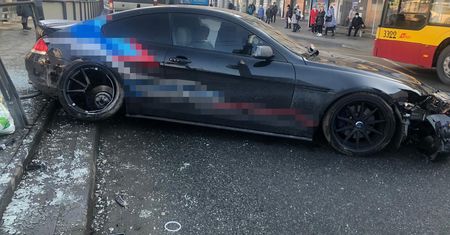 Warszawa. Pijani staranowali przystanek i barierki. "Żaden nie przyznaje się do kierowania"
