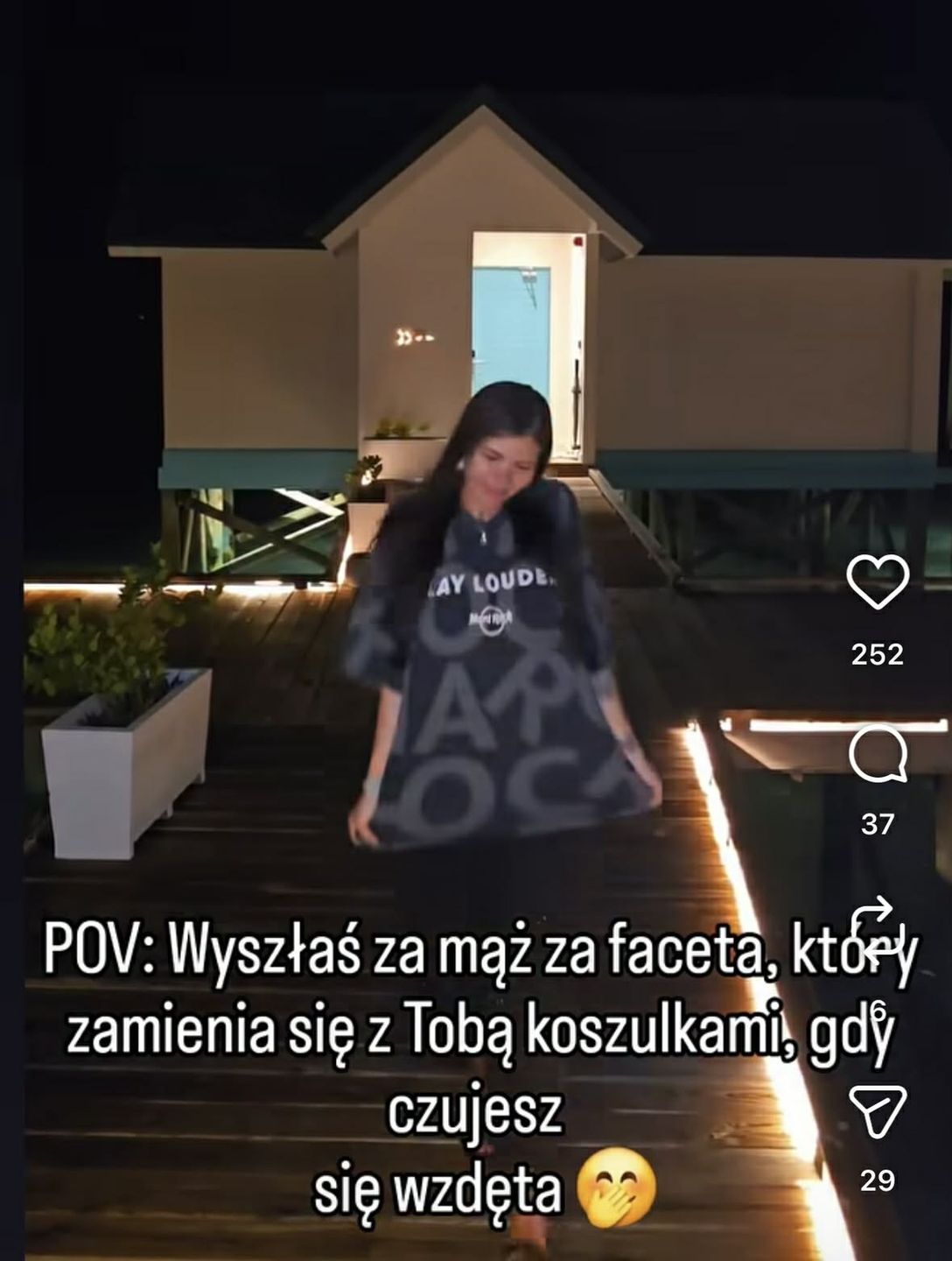 Krzysztof Skiba paraduje po Malediwach w kusym topie