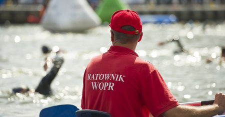 Śląskie. Pijany ojciec był w barze. Tonącego czterolatka uratował WOPR