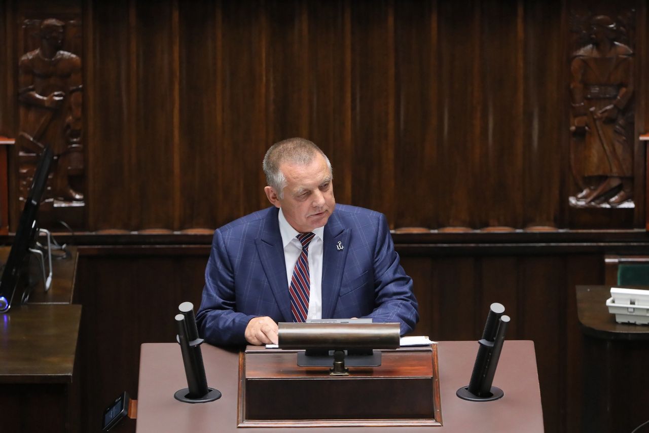 "W 2021 r. z naruszeniem prawa wydano 4,5 mld zł". Banaś złożył sprawozdanie NIK w Sejmie