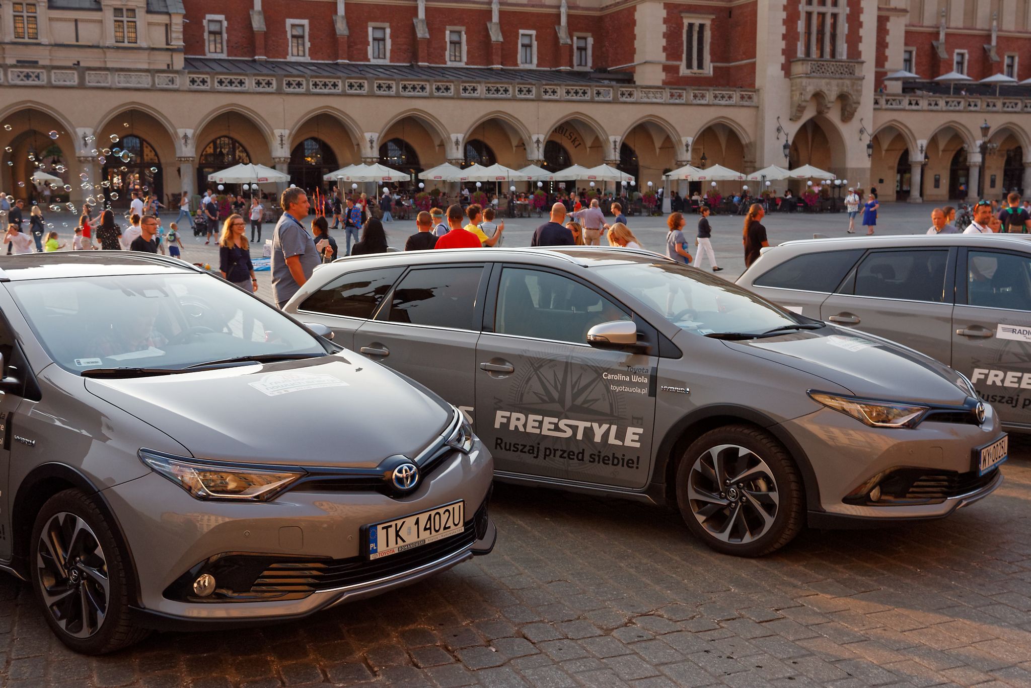 Przestronnym kompaktowym kombi też można oszczędzać. Szczególnie jeśli to hybryda