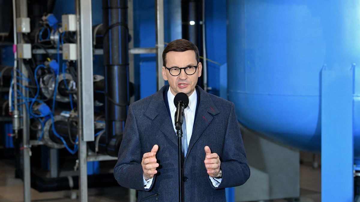 Mateusz MorawieckiZ�bki, 05.11.2021. Premier Mateusz Morawiecki podczas konferencji prasowej na terenie Przedsi�biorstwa Wodoci�g�w i Kanalizacji w Z�bkach ko�o Warszawy, 5 bm. Szef polskiego rz�du poinformowa� media o tym, �e Polska zakontraktowa�a lek na Covid-19. (kf) PAP/Radek PietruszkaRadek PietruszkaCovid-19, konferencja, lek, prasowa, premiera, przedsi�biorstwo, stacja uzdatniania wody, szefa rz�du, wizyta, wodoci�gi, briefing prasowy, covid, epidemia, koronawirus, krajowa, pandemia, polityk, polityka