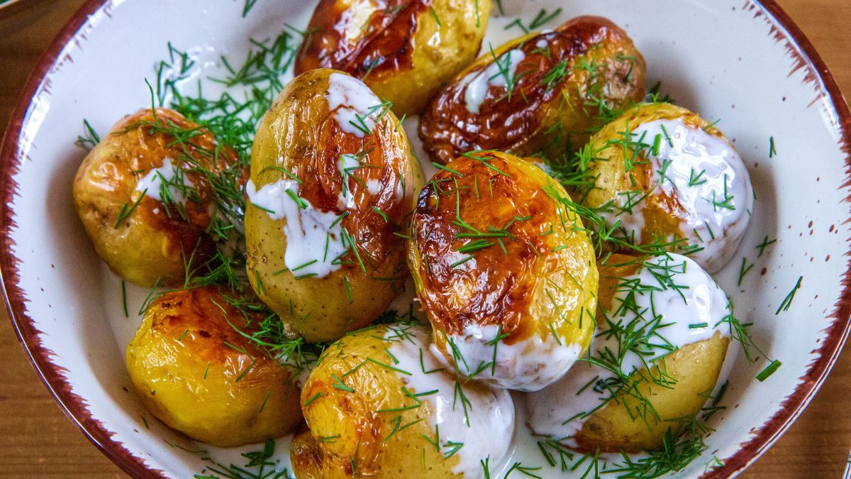 Pieczone ziemniaczki ze zsiadłym mlekiem i koperkiem