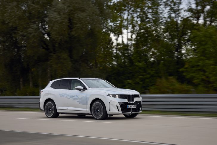 BMW iX5 Hydrogen wchodzi w kolejną fazę testów. Twórcy zdradzili osiągi