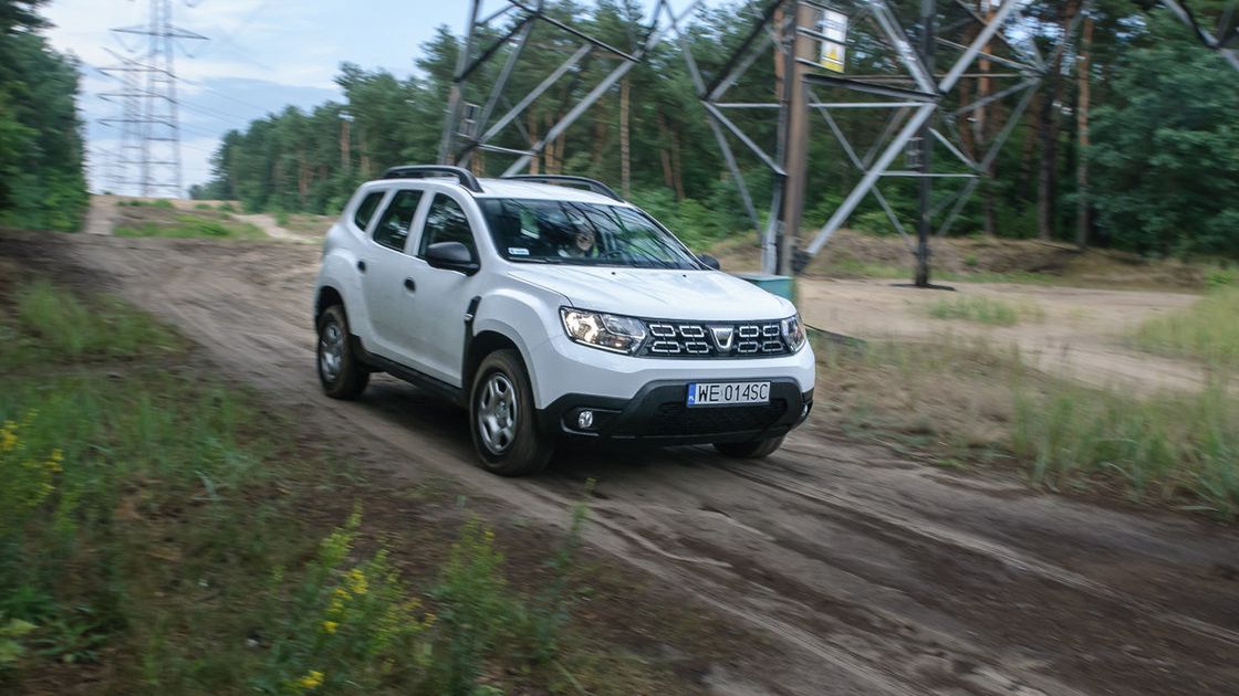 Dacia Duster wciąż wygrywa z wieloma konkurentami dzięki przewadze ceny. Nawet bogato wyposażone wersje z napędem 4WD kosztują "grosze".