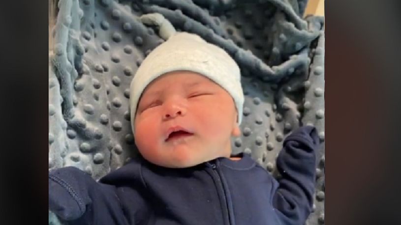 Niesłysząca mama dzieli się sztuczką, dzięki której wie, kiedy jej synek płacze