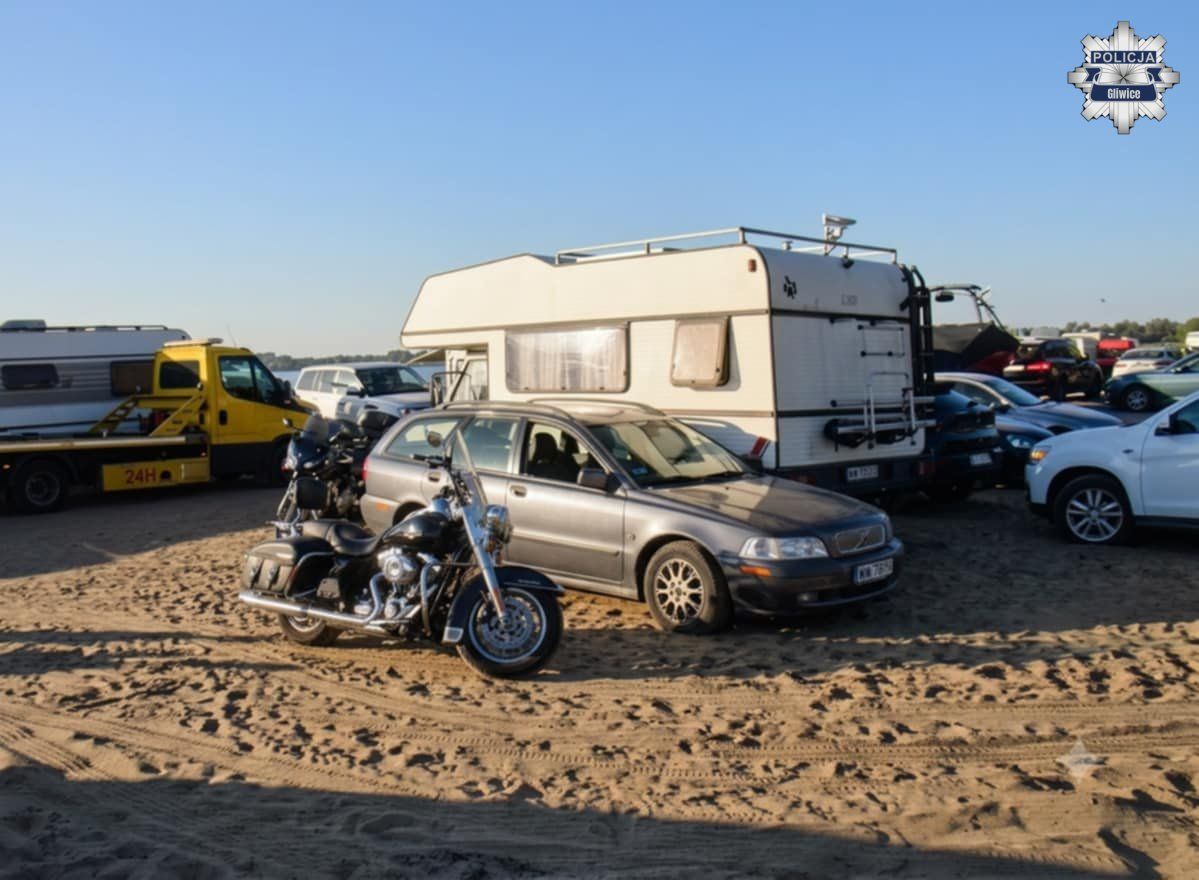 Pijany kierowca zdemolował 10 aut na plaży.