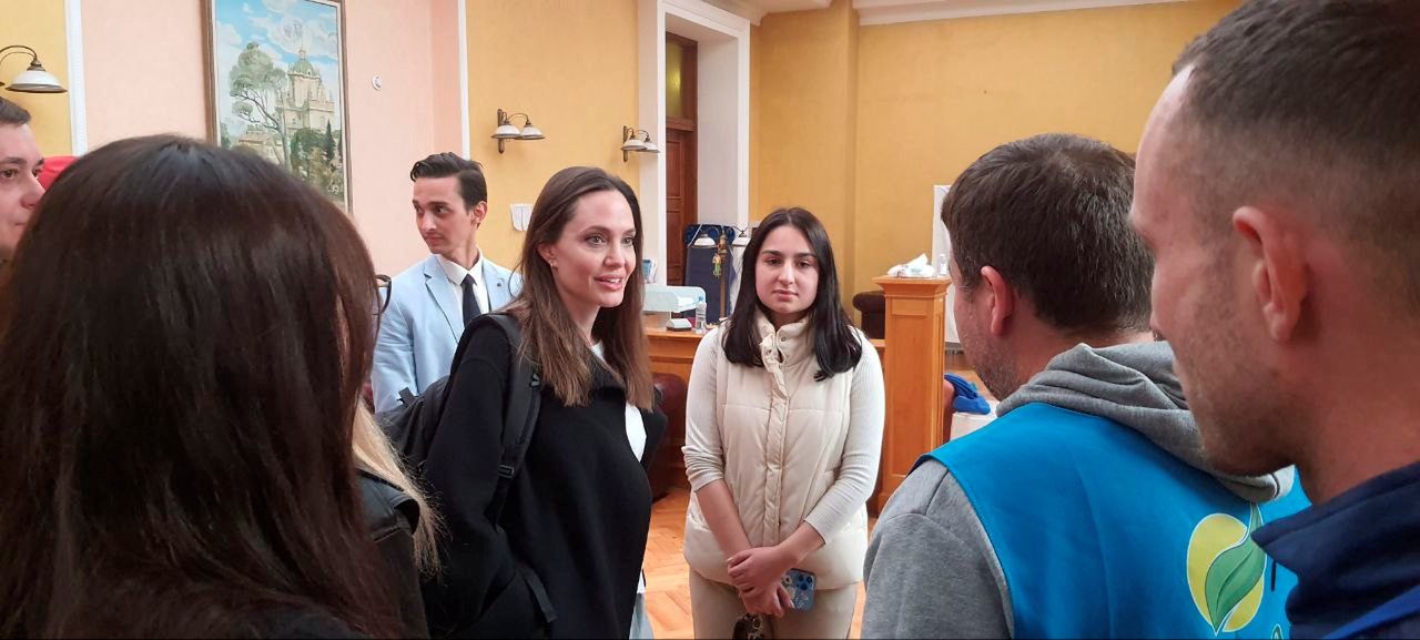 Angelina Jolie spotkała się z wolontriuszami na dworcu we Lwowie