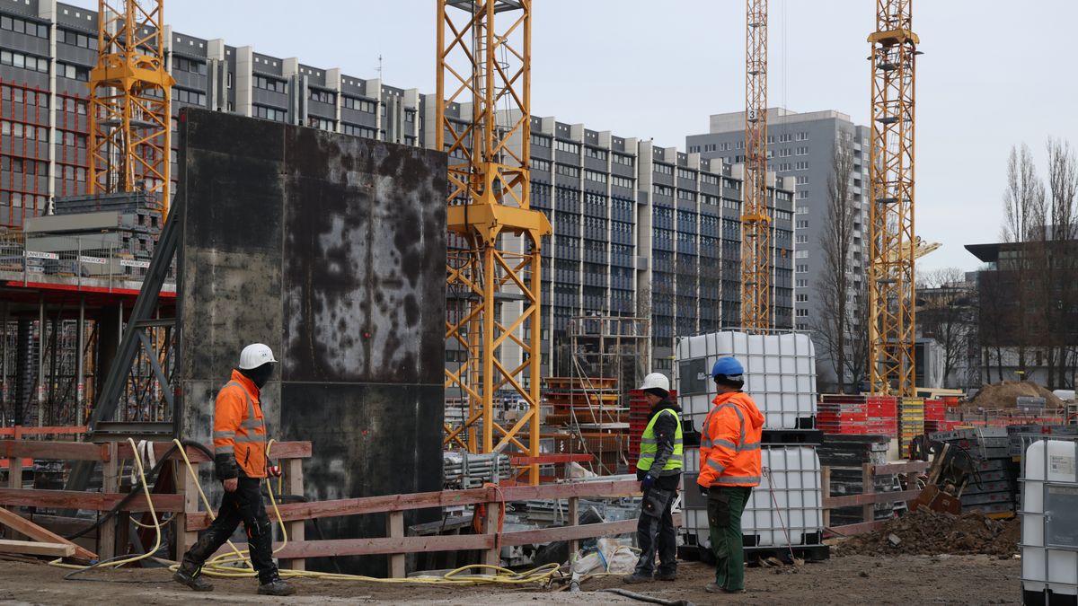 BERLIN, GERMANY - JANUARY 22: Workers stand at a construction site on January 22, 2025 in Berlin, Germany. Germany's stagnant economy, which shrunk in 2024 for a further year, is weighing heavily as a political issue on Germany's upcoming federal elections. The construction sector has been hobbled by bankruptcies and high material costs. Many German manufacturers are shedding jobs, citing Germany's bureaucracy and high energy costs as prime factors. Germany is scheduled to hold snap parliamentary elections on February 23 following the collapse of the three-party federal government coalition last November. (Photo by Sean Gallup/Getty Images)