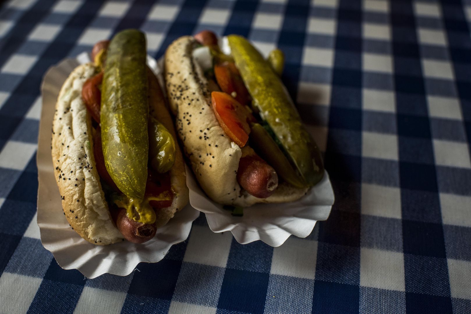 Hot dog prosto z Chicago. Jest jedna zasada, jak go jeść