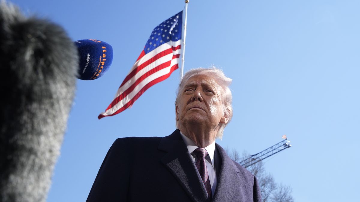 US President Donald Trump speaks to the members of the media on the South Lawn of the White House before boarding Marine One helicopter en route Corpus Christi, Texas and Palm Beach, Florida, in Washington, DC, USA, 27 February 2026. EPA/YURI GRIPAS / POOL Dostawca: PAP/EPA.