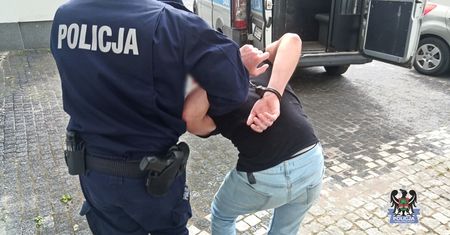 Wałbrzych. 18-latkowie najpierw pobili, później ukrywali się przed policją. W końcu wpadli
