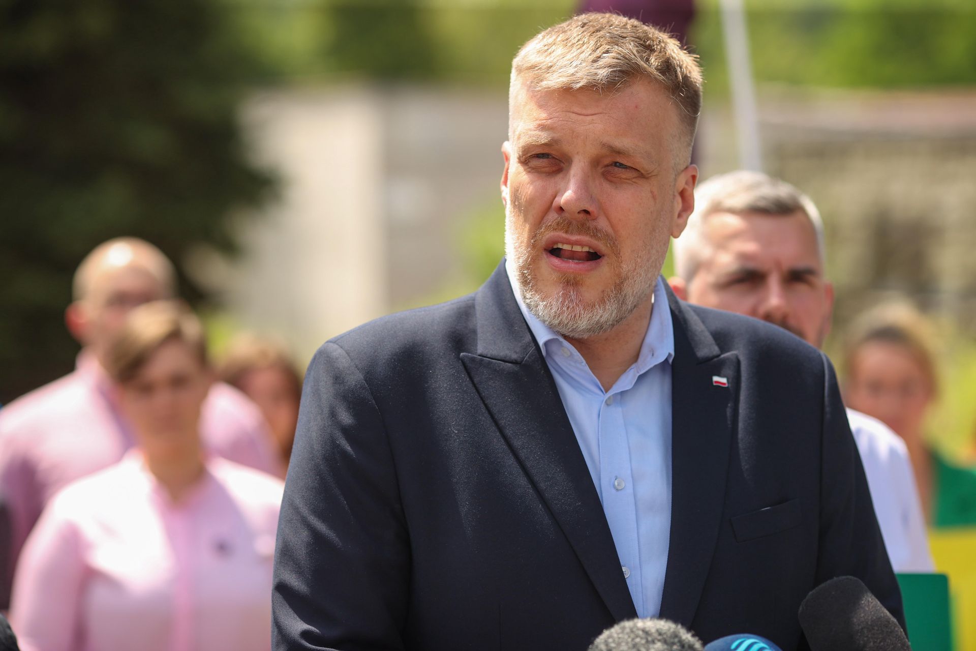 "Prezydent Trump uważnie obserwuje". USA przestrzegają Polskę. Zandberg odpowiada