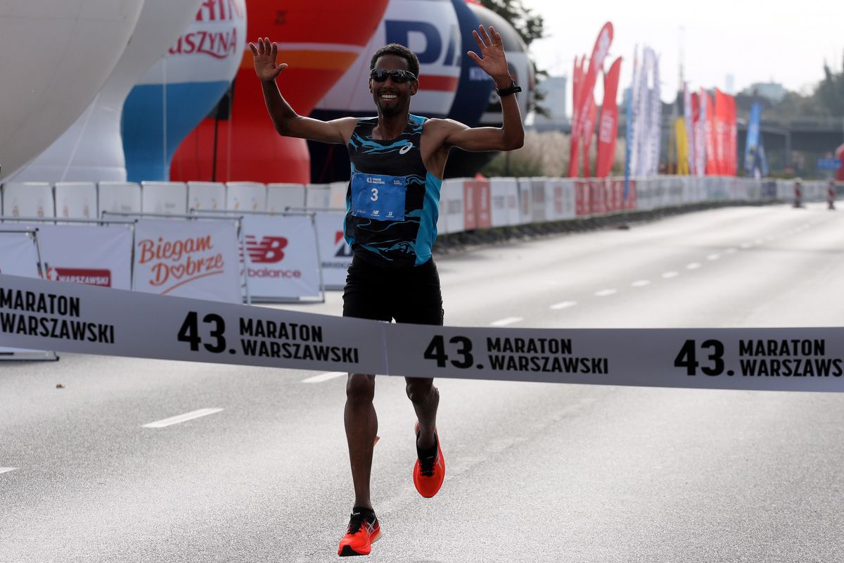 Zwycięzca 43. edycji Maratonu Warszawskiego - Polak pochodzenia etiopskiego Yared Shegumo 