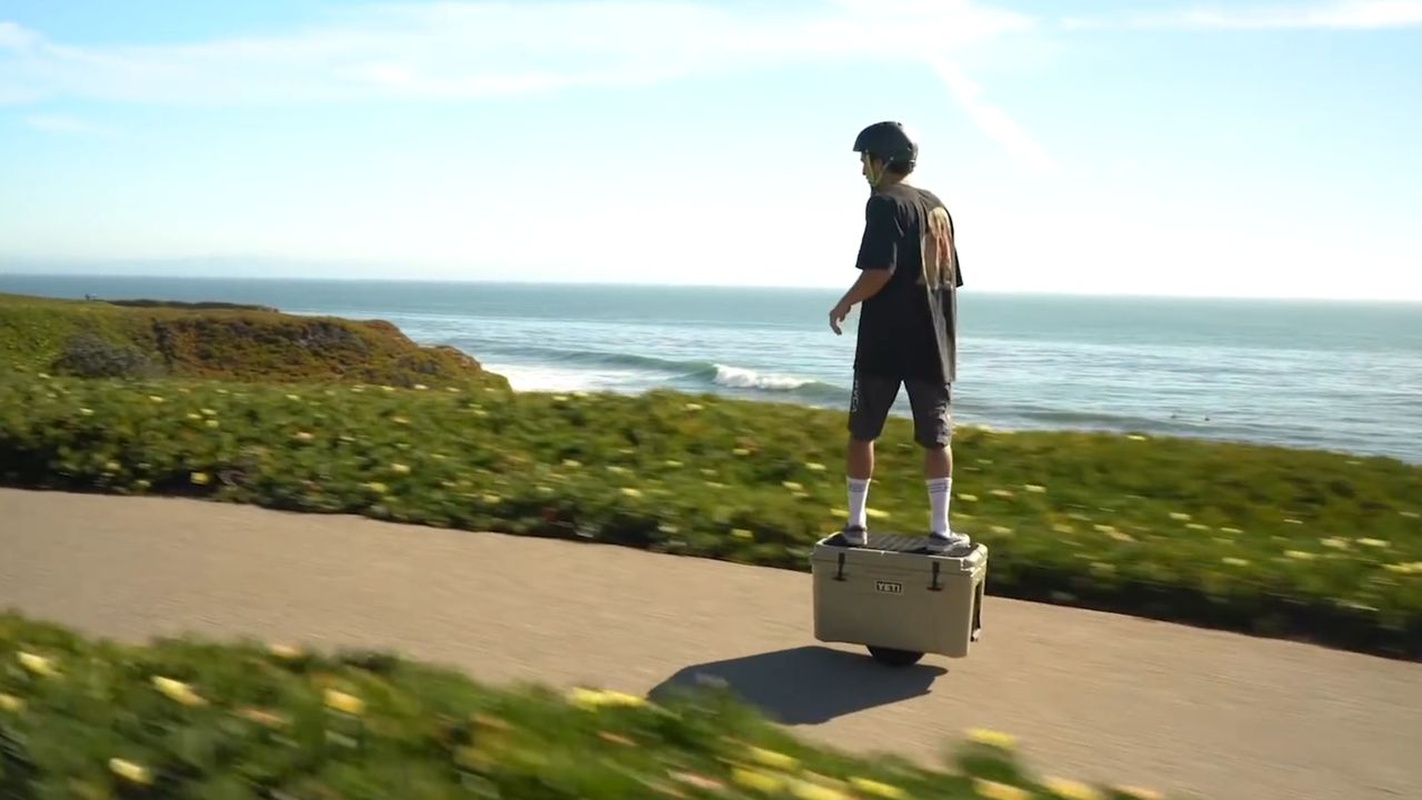 Onewheel x Yeti to najszybsza lodówka na świecie. Elektryczna deska i schładzacz piwa