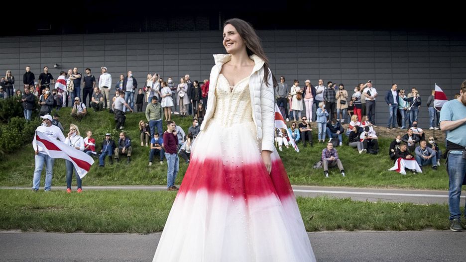„Biało-czerwono-biała panna młoda” – Ina Zajcawa, mieszkanka Mińska, ubrana w suknię ślubną z czerwonym pasem
