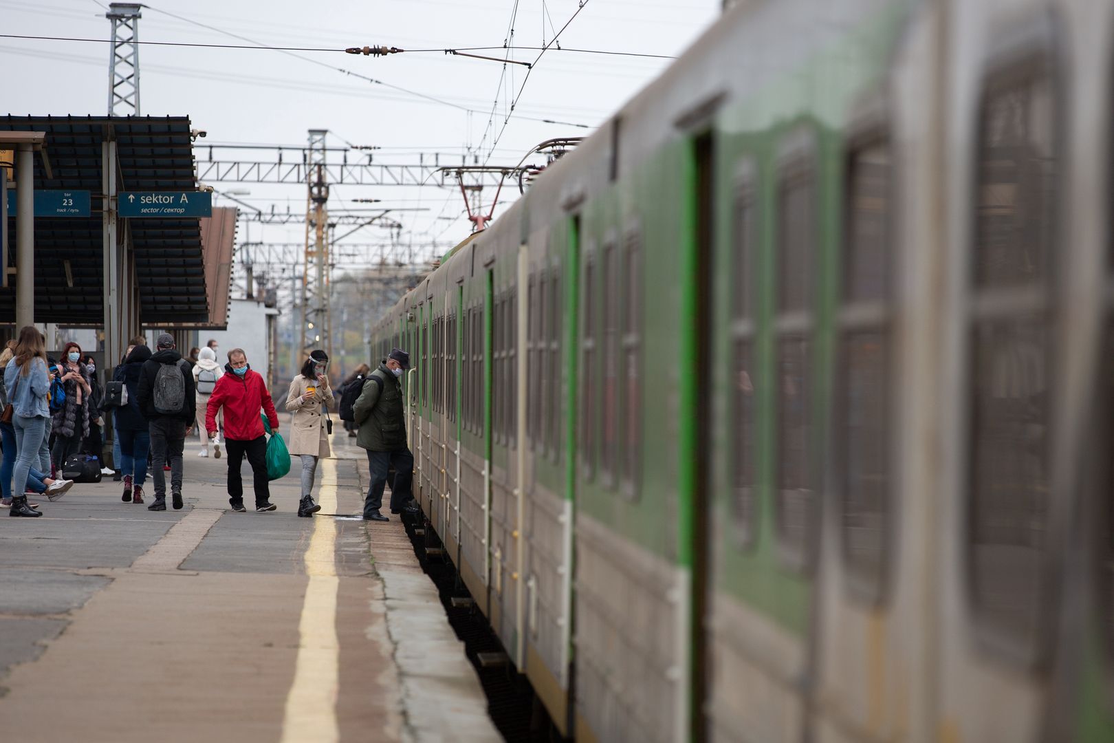 pociąg kolej przystanek pasażerowie pasażer pociągi pkp peron podróż