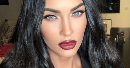 Megan Fox jako zmysłowa gosposia Draculi. Co ona na siebie włożyła?
