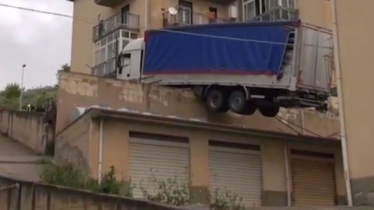 Ciężarówka zawisła na budynku