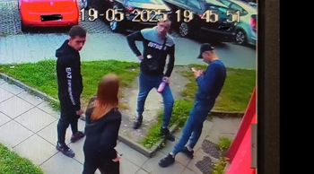 Kto widział sprawców pobicia przy ul. Kapelanka w Krakowie? Policja prosi o pomoc w identyfikacji