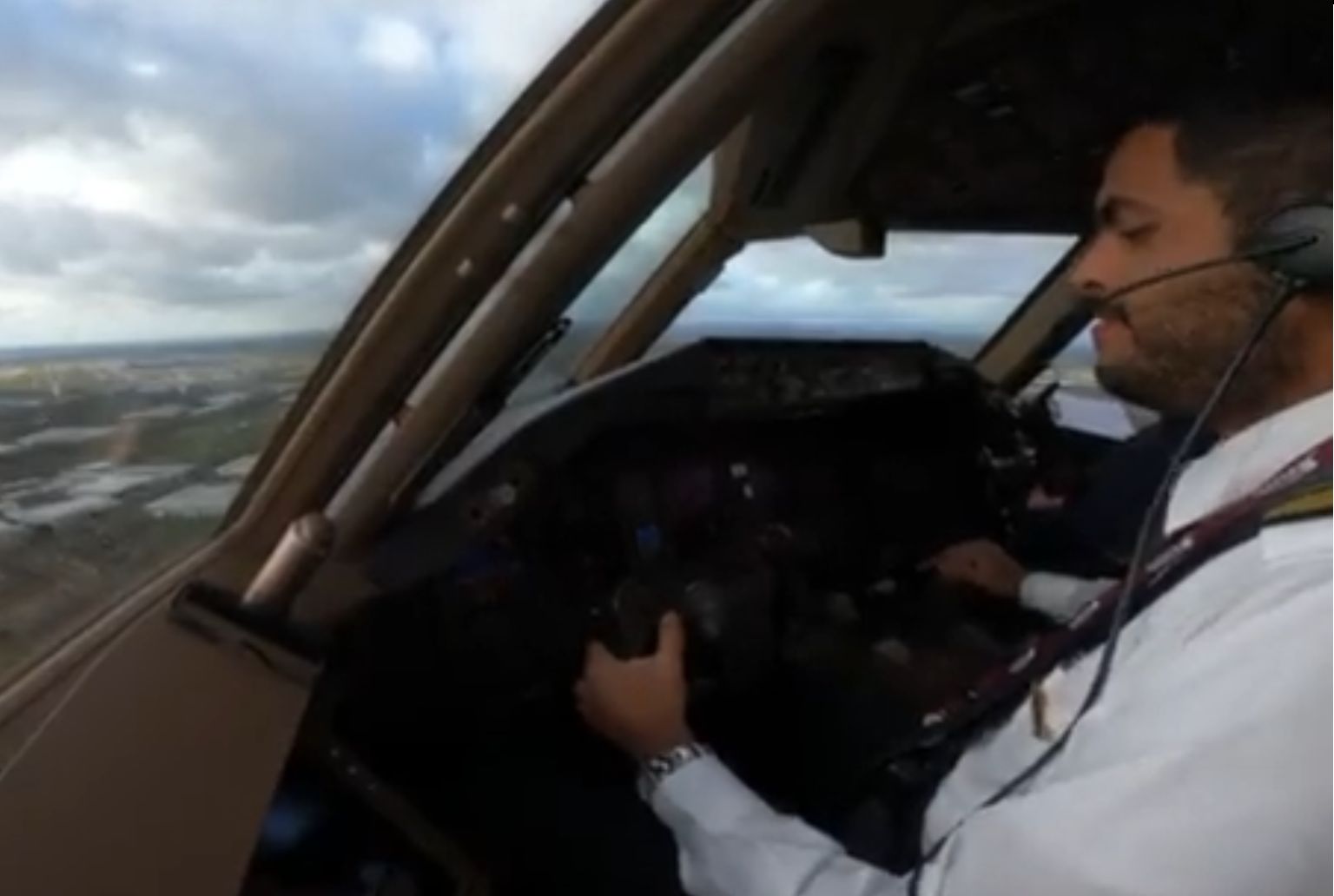 Co on zrobił?! Pilot z Kataru zadziwił świat. Nagranie jest hitem