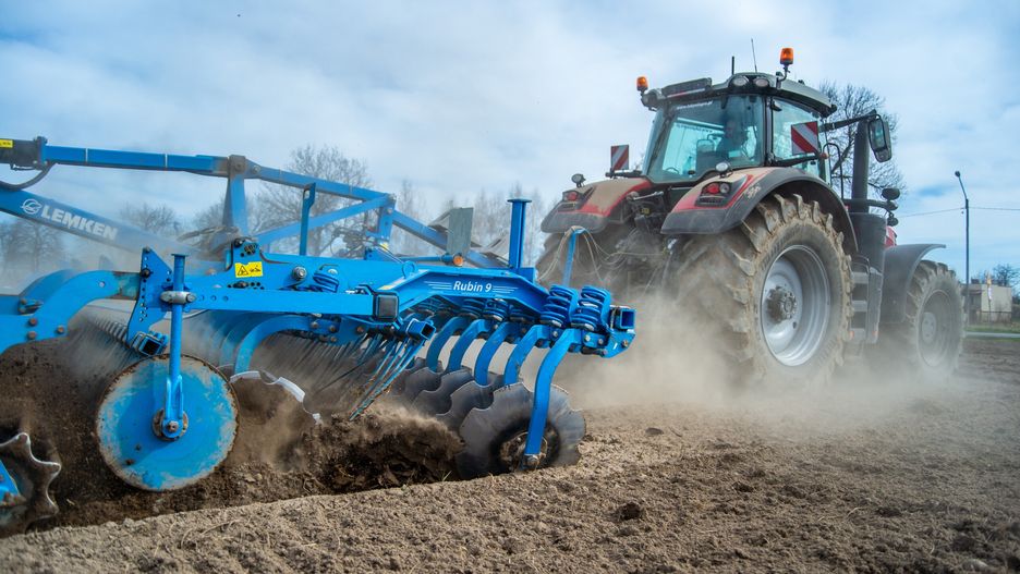 Massey Ferguson podczas prac polowych / 2022