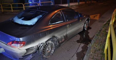 Śląsk. Jechał "wiślanką" na samych felgach. Minął policyjny radiowóz
