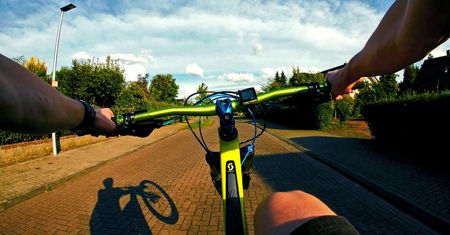 Warszawa. Rowerzysta potrącił pieszego