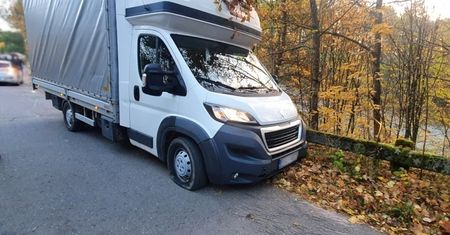 Uciekał dostawczakiem z wyrzutnią kolców. Pomogły dopiero kolczatka i strzały
