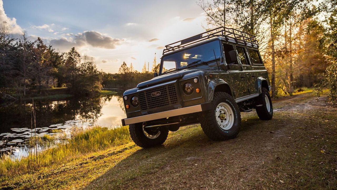 East Coast Defender to firma z miejscowości Kissimmee położonej na Florydzie w USA. Jak sama nazwa wskazuje, ulubionym modelem zatrudnionych tam mechaników jest poczciwy traktor z Wielkiej Brytanii.