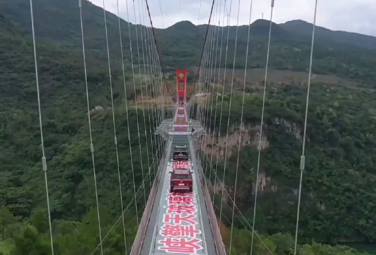 Chiny. Najdłuższy na świecie szklany most jest już otwarty. Widok zapiera dech