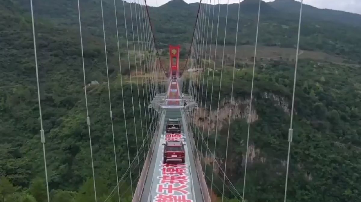 Najdłuższy na świecie szklany most został otwarty 18 lipca w Chinach. 