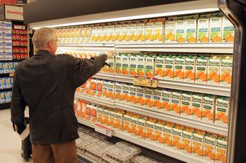 Światowy gigant w tarapatach. Przestawia się na tańsze soki