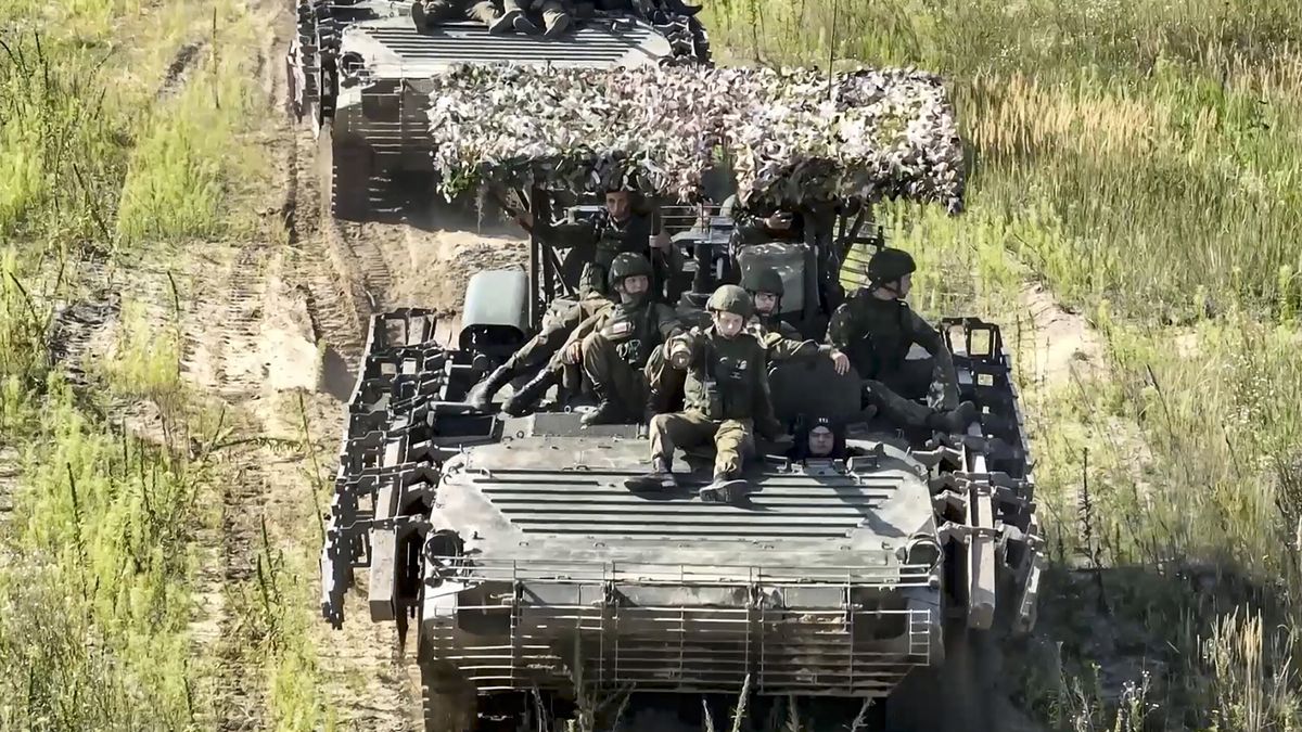 A still image taken from a handout video provided by the Russian Defence Ministry press service on 12 September 2025 shows soldiers riding on armoured vehicles during the Zapad-2025 joint military drills at an undisclosed location in Belarus. The 'Zapad 2025' joint strategic military exercise will be conducted by the Russian and Belarusian armed forces from 12 to 16 September 2025. EPA/RUSSIAN DEFENCE MINISTRY PRESS SERVICE HANDOUT HANDOUT EDITORIAL USE ONLY/NO SALES Dostawca: PAP/EPA.
