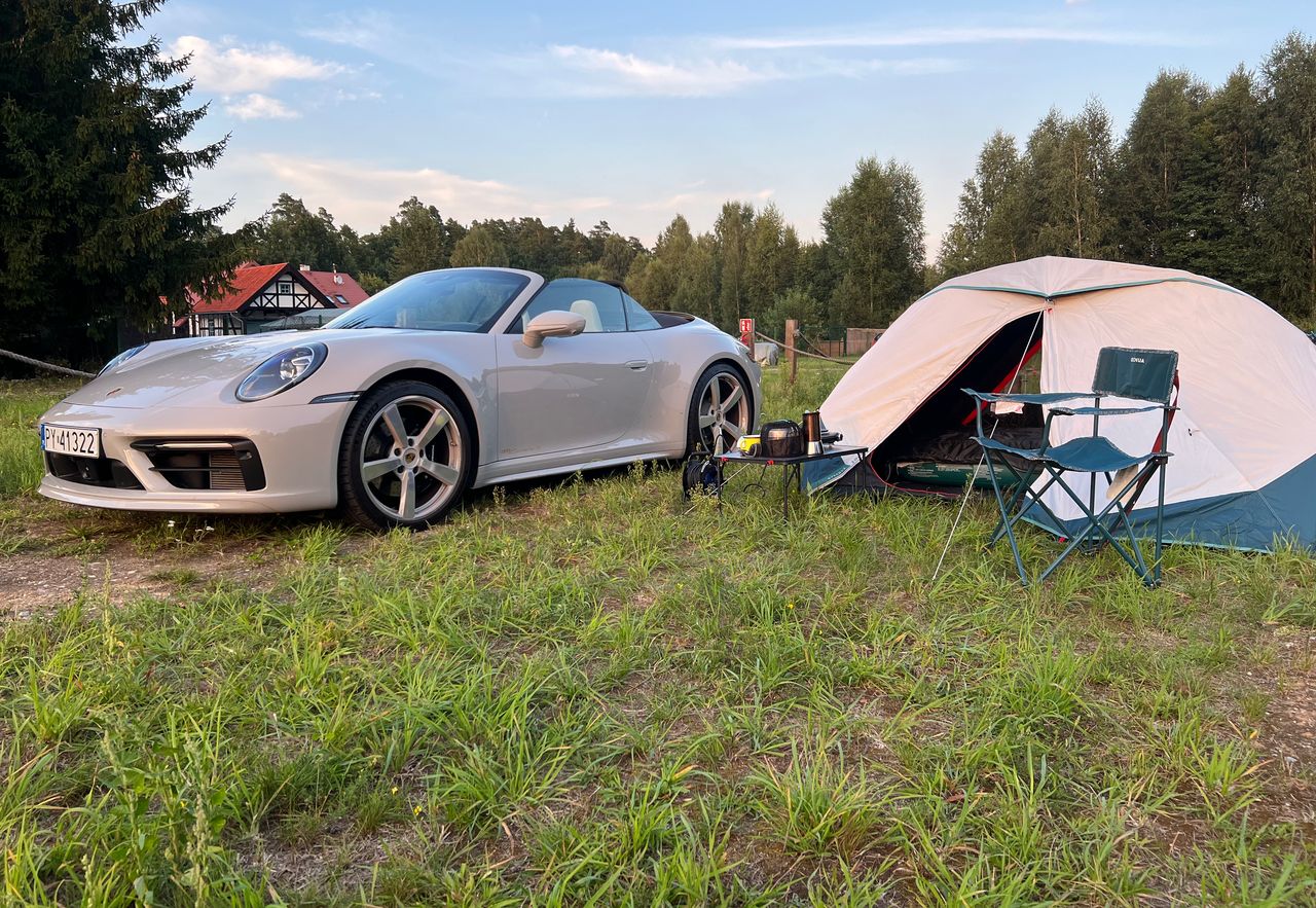 Porsche 911 na kempingu. Kabrioletem za milion złotych pojechałem pod namiot