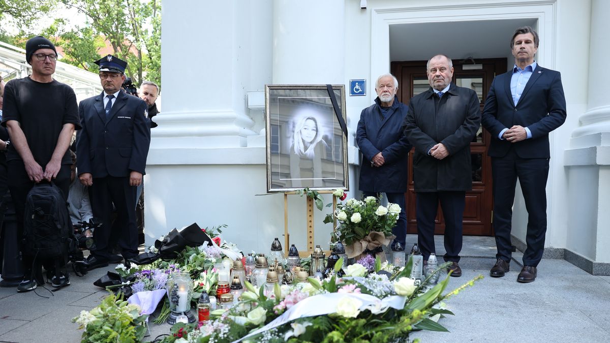 Warszawa, 08.05.2025. Rektor Uniwersytetu Warszawskiego prof. dr hab. Alojzy Z. Nowak (2P) na terenie Kampusu Głównego UW w Warszawie, 8 bm. Wieczorem 7 maja 2025 r. przy gmachu Auditorium Maximum doszło do napaści z użyciem siekiery na pracowników uczelni. Zaatakowana kobieta nie żyje, druga osoba - mężczyzna, został ranny. Rektor UW ogłosił 8 maja dniem żałoby, odwołane zostały wszystkie zajęcia dydaktyczne. (ad) PAP/Szymon Pulcyn