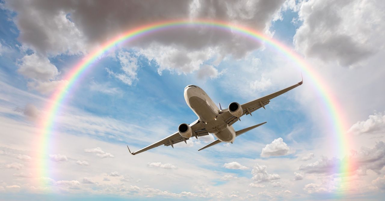 Tęczowe rejsy: 6 tras lotniczych, na których na pewno zobaczysz tęczę przez okno samolotu