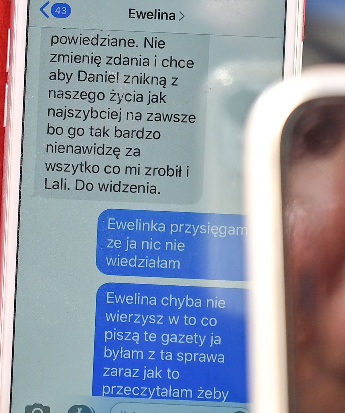 Danuta Martyniuk pokazuje SMS-y od Eweliny
