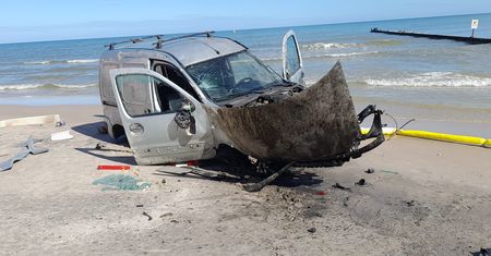 Wparował na plażę autem. Zdumienie w Łebie. "Zderzył się z falochronem"