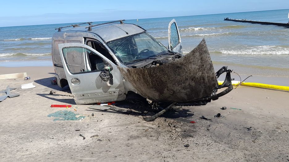 Rozbity samochód na plaży w Łebie