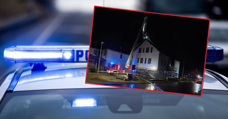 Katastrofa budowlana w nowym komisariacie. Maszt runął i uszkodził samochody