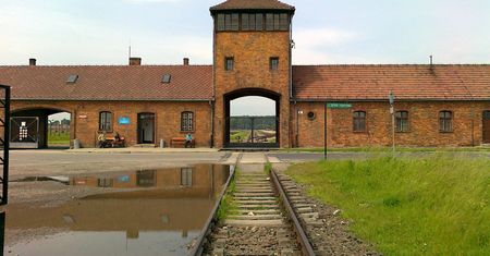 Bez biletów, za to z zarzutami. Młodzi turyści wtargnęli na teren Auschwitz-Birkenau