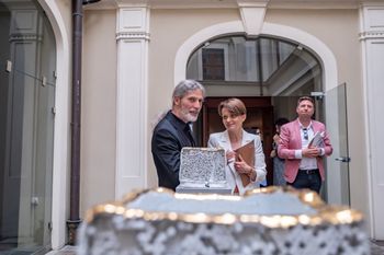 "Miodem płynące". Artystyczny hołd w Poznaniu dla pszczół w porcelanie Stanisława Bracha
