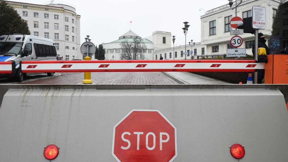 Sejm się odgradza. Podpisano umowę na trzymetrową bramę